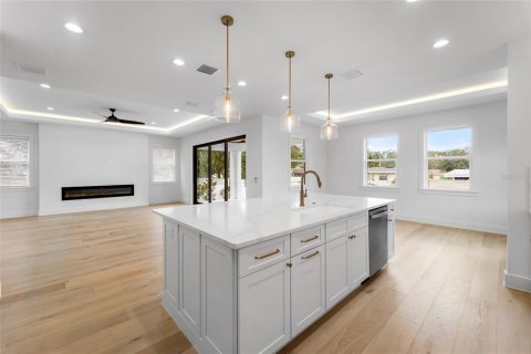 House in Tampa, Florida 5 bedrooms, 251.58 sq.m. № 2312896 - photo 9