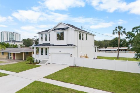 House in Tampa, Florida 5 bedrooms, 251.58 sq.m. № 2312896 - photo 2