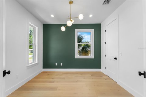 House in Tampa, Florida 5 bedrooms, 251.58 sq.m. № 2312896 - photo 15