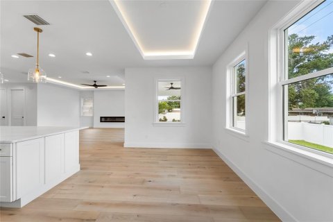 House in Tampa, Florida 5 bedrooms, 251.58 sq.m. № 2312896 - photo 14
