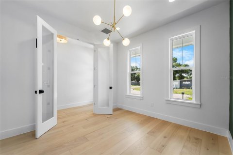House in Tampa, Florida 5 bedrooms, 251.58 sq.m. № 2312896 - photo 16