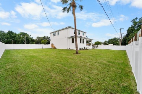 House in Tampa, Florida 5 bedrooms, 251.58 sq.m. № 2312896 - photo 4