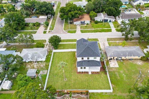 House in Tampa, Florida 5 bedrooms, 251.58 sq.m. № 2312896 - photo 3