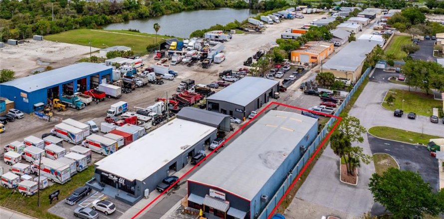 Commercial property in Port Charlotte, Florida 542.55 sq.m. № 2330789