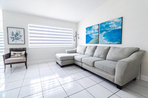 Touwnhouse à vendre à Miami Lakes, Floride: 3 chambres, 117.99 m2 № 2036501 - photo 3