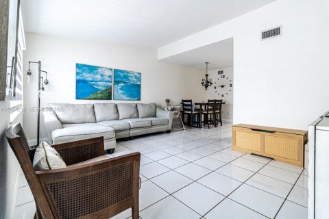 Touwnhouse à vendre à Miami Lakes, Floride: 3 chambres, 117.99 m2 № 2036501 - photo 2