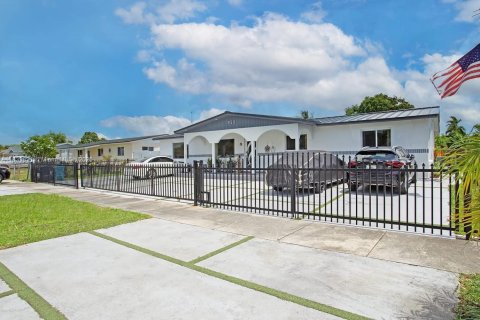 Купить виллу или дом в Майами, Флорида 6 спален, 236.53м2, № 1957506 - фото 1