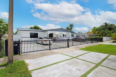Villa ou maison à vendre à Miami, Floride: 6 chambres, 236.53 m2 № 1957506 - photo 15