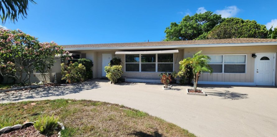 House in Boynton Beach, Florida 6 bedrooms, 318.56 sq.m. № 1221407