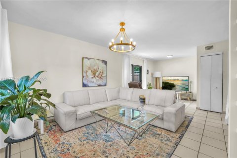 Adosado en venta en Miami, Florida, 2 dormitorios, 123.56 m2 № 2041722 - foto 2