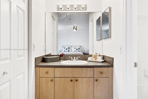 Condo in Aventura, Florida, 3 bedrooms  № 1935906 - photo 17