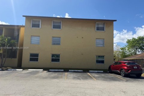 Villa ou maison à louer à Miami, Floride: 3 chambres, 118.64 m2 № 2046447 - photo 2