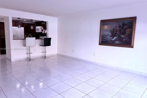 Villa ou maison à louer à Miami, Floride: 3 chambres, 118.64 m2 № 2046447 - photo 3