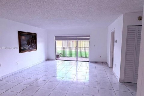 Villa ou maison à louer à Miami, Floride: 3 chambres, 118.64 m2 № 2046447 - photo 4