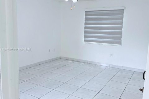 Villa ou maison à louer à Miami, Floride: 3 chambres, 118.64 m2 № 2046447 - photo 10