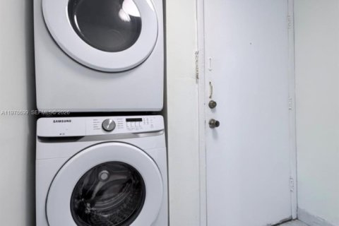 Villa ou maison à louer à Miami, Floride: 3 chambres, 118.64 m2 № 2046447 - photo 18