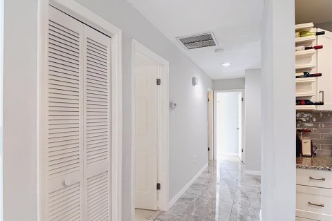 Condo in Venice, Florida, 2 bedrooms № 2220756 - photo 4