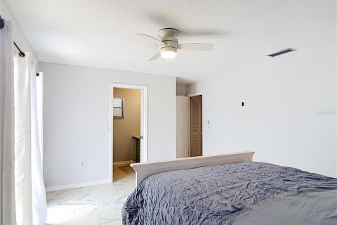 Condo in Venice, Florida, 2 bedrooms № 2220756 - photo 15