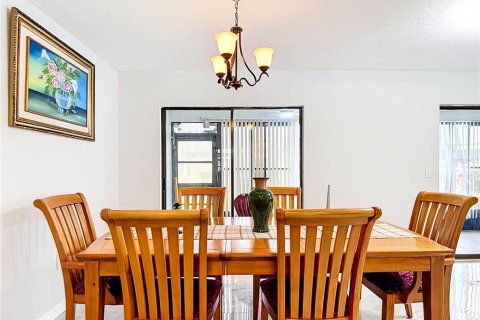 Condo in Venice, Florida, 2 bedrooms № 2220756 - photo 11