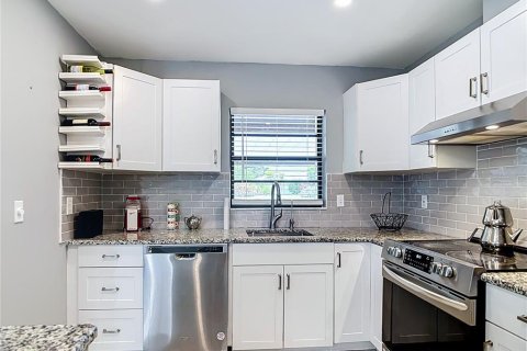 Condo in Venice, Florida, 2 bedrooms № 2220756 - photo 8