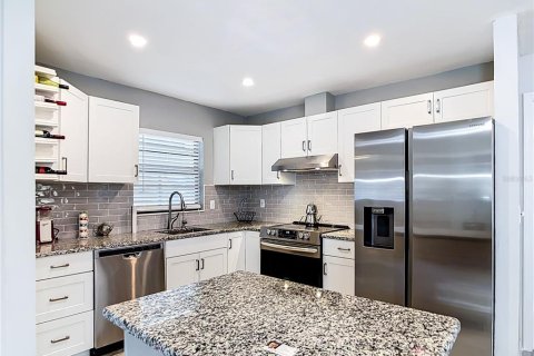 Condo in Venice, Florida, 2 bedrooms № 2220756 - photo 9