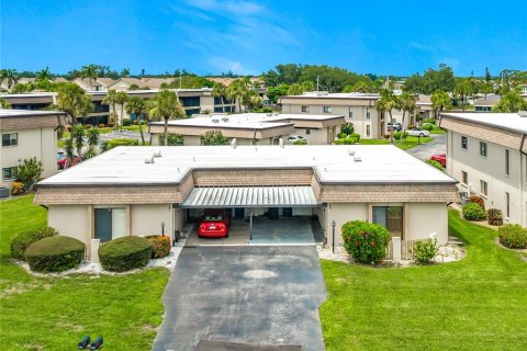 Condo in Venice, Florida, 2 bedrooms № 2220756 - photo 2