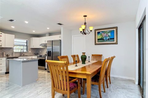 Condo in Venice, Florida, 2 bedrooms № 2220756 - photo 10