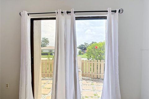 Condo in Venice, Florida, 2 bedrooms № 2220756 - photo 18