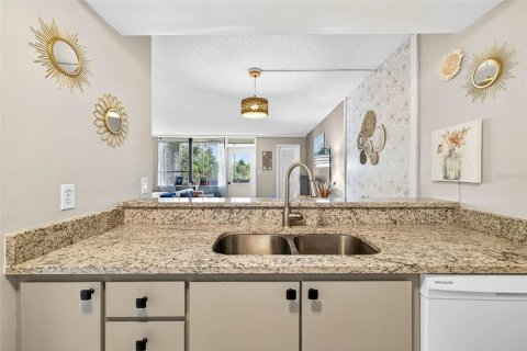 Condominio en venta en Clearwater, Florida, 5 habitaciones, 52.49 m2 № 2092738 - foto 4