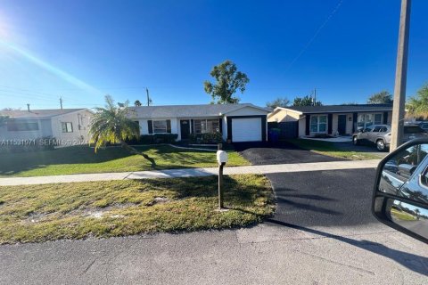Villa ou maison à vendre à Sunrise, Floride: 5 chambres, 119.19 m2 № 2251677 - photo 3