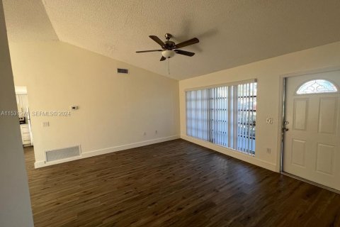Villa ou maison à vendre à Sunrise, Floride: 5 chambres, 119.19 m2 № 2251677 - photo 4