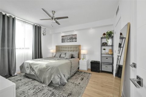 Copropriété à vendre à Miami, Floride: 3 chambres, 122.45 m2 № 1698242 - photo 13