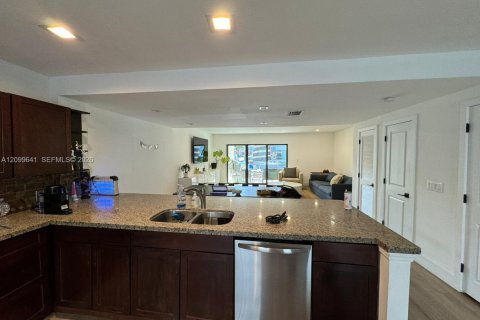 Condo in North Miami Beach, Florida, 2 bedrooms № 2397553 - photo 4