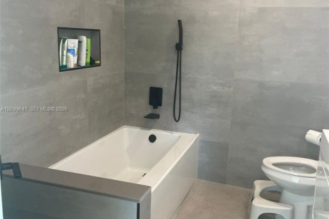 Condo in North Miami Beach, Florida, 2 bedrooms № 2397553 - photo 9