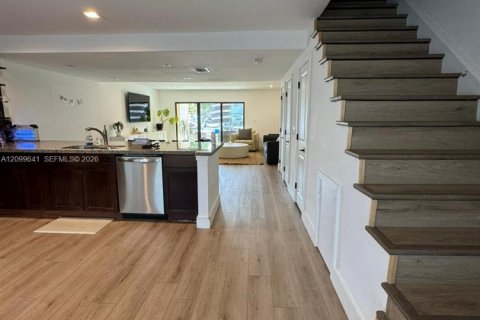 Condo in North Miami Beach, Florida, 2 bedrooms № 2397553 - photo 5