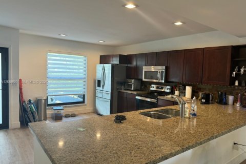 Condo in North Miami Beach, Florida, 2 bedrooms № 2397553 - photo 3