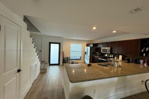 Condo in North Miami Beach, Florida, 2 bedrooms № 2397553 - photo 2