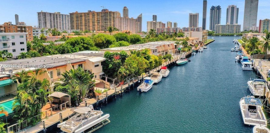 Condo in North Miami Beach, Florida, 2 bedrooms № 2397553