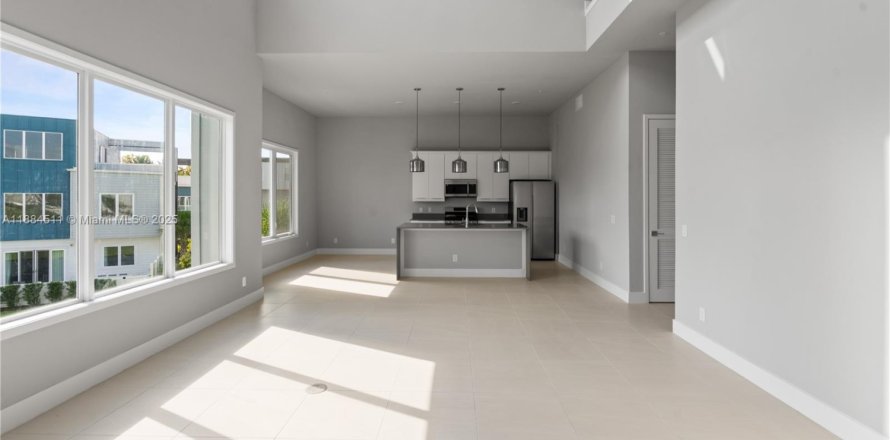 Таунхаус в Киссимми, Флорида 5 спален, 160.35м2 № 1931352