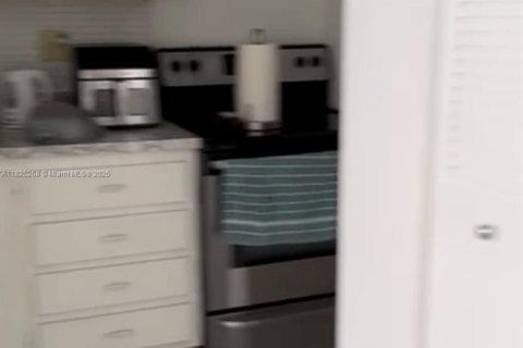 Condo in Sunny Isles Beach, Florida  № 1792605 - photo 4