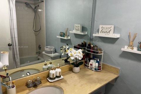 Condo in Sunny Isles Beach, Florida  № 1792605 - photo 7