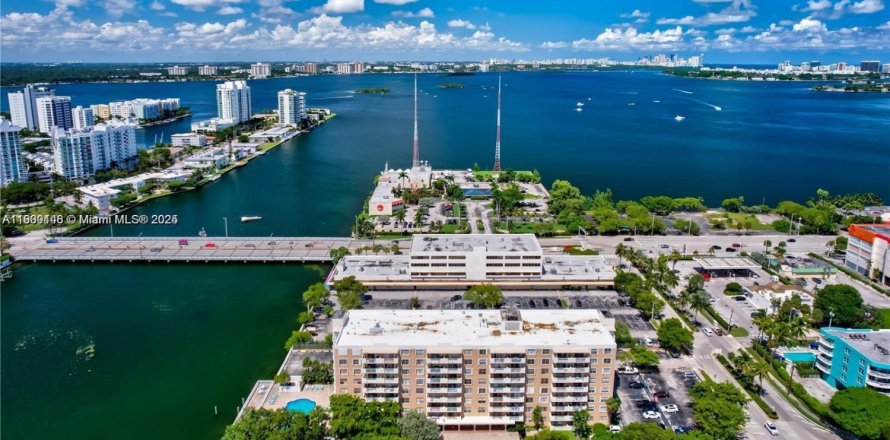 Condominio en North Bay Village, Florida, 2 dormitorios  № 1964453