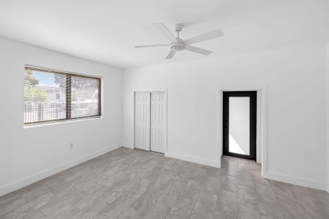 House in Miami, Florida 5 bedrooms, 134.62 sq.m. № 2435820 - photo 4
