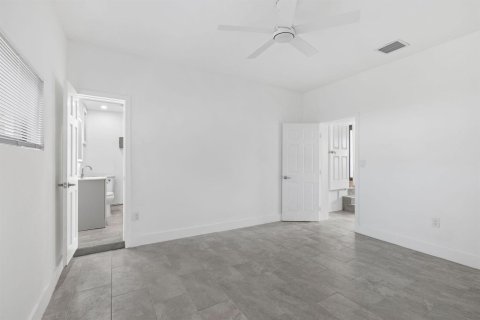House in Miami, Florida 5 bedrooms, 134.62 sq.m. № 2435820 - photo 10