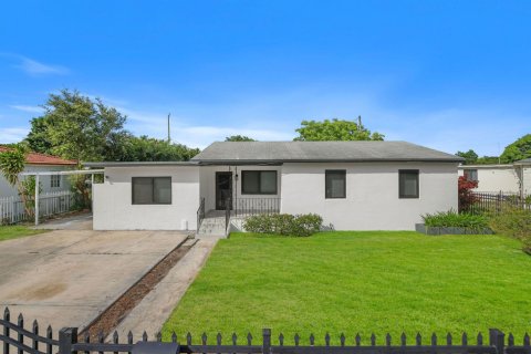 House in Miami, Florida 5 bedrooms, 134.62 sq.m. № 2435820 - photo 12