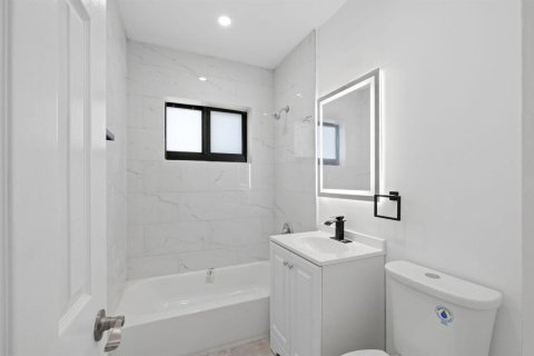 House in Miami, Florida 5 bedrooms, 134.62 sq.m. № 2435820 - photo 15