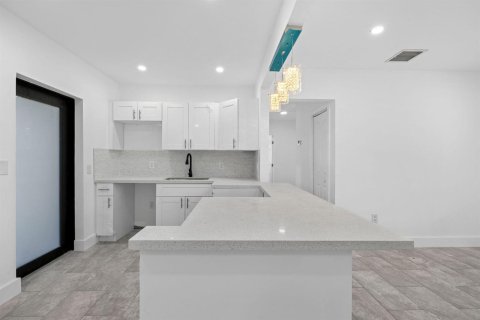 House in Miami, Florida 5 bedrooms, 134.62 sq.m. № 2435820 - photo 29