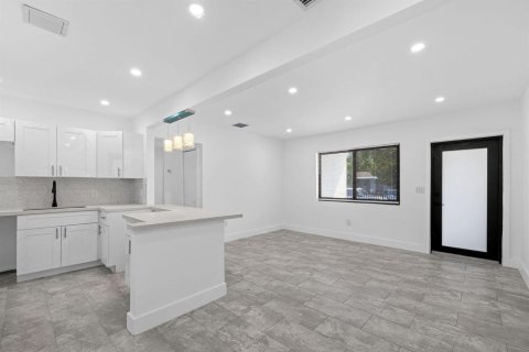 House in Miami, Florida 5 bedrooms, 134.62 sq.m. № 2435820 - photo 30
