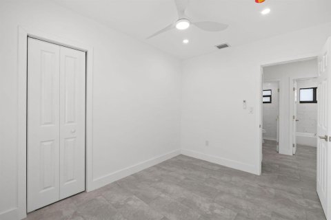 House in Miami, Florida 5 bedrooms, 134.62 sq.m. № 2435820 - photo 20