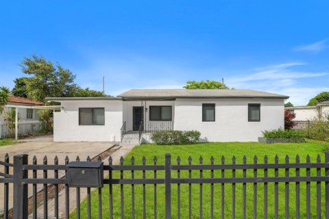 House in Miami, Florida 5 bedrooms, 134.62 sq.m. № 2435820